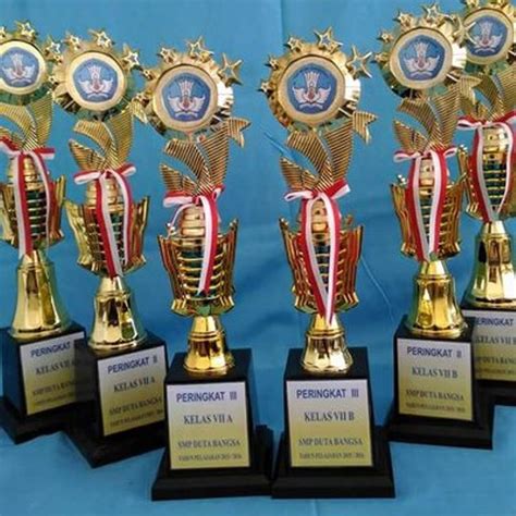 Contoh Tulisan Piala Peringkat Kelas Riset