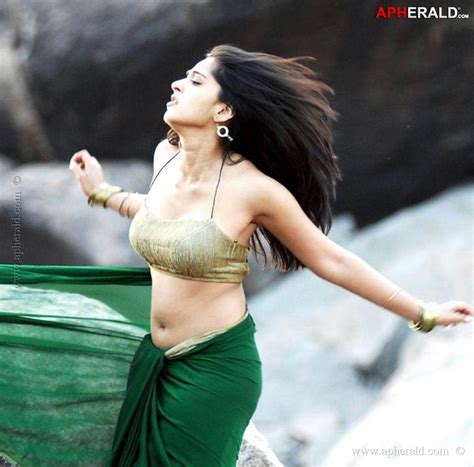 Anushka In Hot Saree Pics