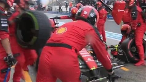 Una Ferrari Da Oggi Le Comiche Il Surreale Pit Stop Di Leclerc Ai