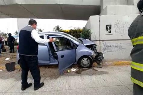 Mujer impacta su vehículo contra puente La Boticaria en Boca del Río