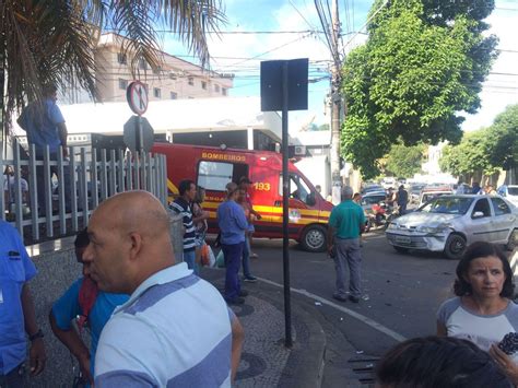 Colisão entre dois carros deixa uma pessoa ferida no Centro de Sete