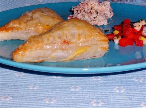 Abendessen Snack Blätterteigtaschen mit pikanter Feta Paprika Füllung