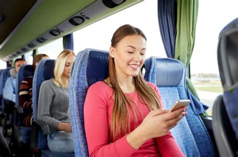 Mujeres Jovenes Felices En Autobús Del Viaje Con Smartphone Imagen De