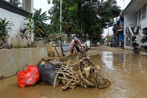 Banjir Pondok Gede Permai Surut Warga Mulai Membersihkan Lumpur