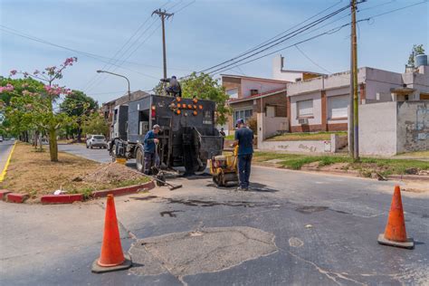 El Municipio continúa con tareas de bacheo en distintas calles de la