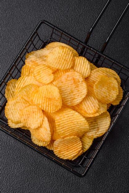 Premium Photo Crispy Potato Chips With Salt Spices And Herbs