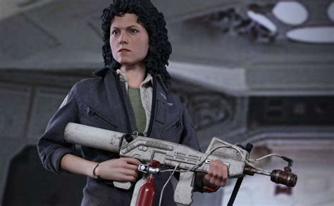 Hot Toys Ellen Ripley Alien Figure Sci Fi Design