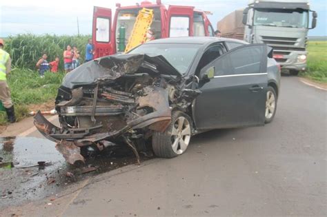 Colisão Frontal Entre Carros De Passeio Deixa Homem Ferido Na Ms 306