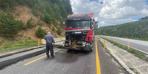 Kayaya çarpan tır pert oldu Sürücü yara almadan kurtuldu