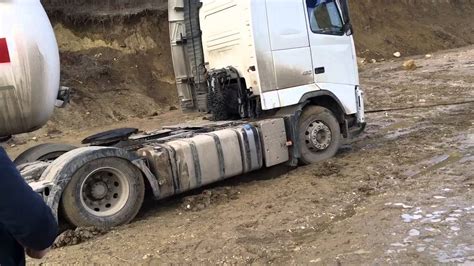 Гелик вытягивает грузотягач - YouTube