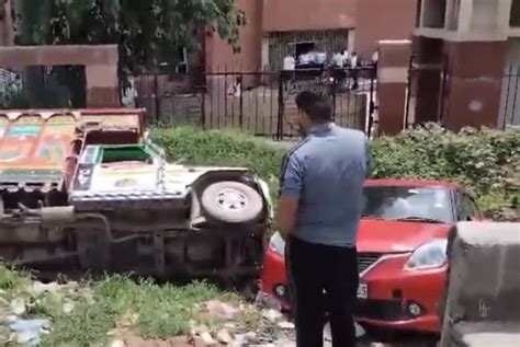 A Pickup Truck Hit A Red Car In Greater Noida Both Vehicles Fell Into The Drain ग्रेटर नोएडा