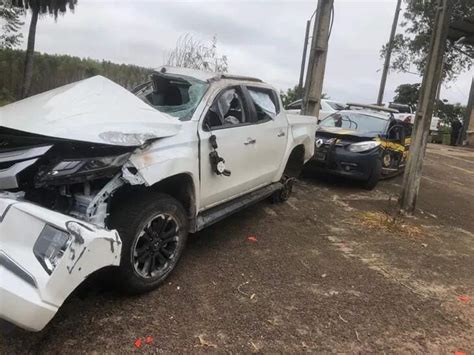 Viatura da PRF fica destruída após bater em caminhonete roubada