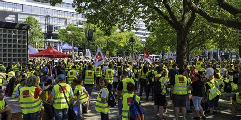 Warnstreik Im Einzelhandel Arbeitskampf Gegen Lohnverlust Taz De