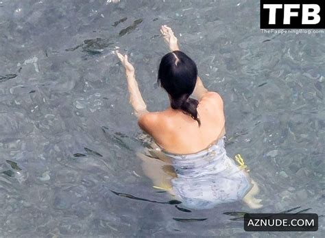 Katy Perry Sexy Seen Flaunting Her Hot Figure Wearing A Strapless