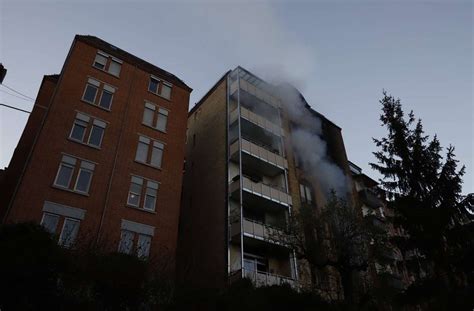 Feuer In Wohnhaus Feuerwehr Rettet Neun Menschen Ber Drehleitern