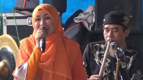 Hijaber Cantik Nyanyi Lagu Sunda Kacapi Suling Suaranya Merdu Banget