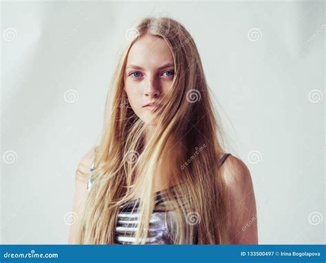 Belle Fille Blonde De Femme Avec De Longs Cheveux Blonds Lisses Et Beau Image Stock Image Of