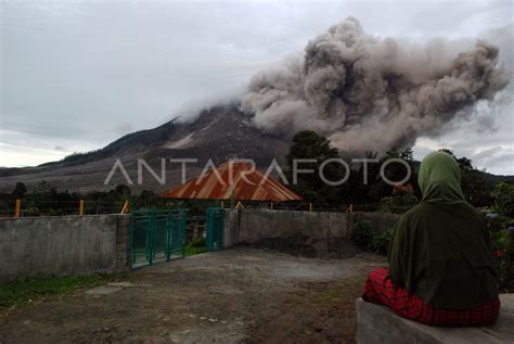 Guguran Kubah Lava Sinabung Antara Foto