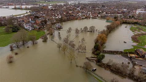 Uk Weather Flood Warnings Issued As Heavy Rain And 60 Mph Wind Expected Upday News