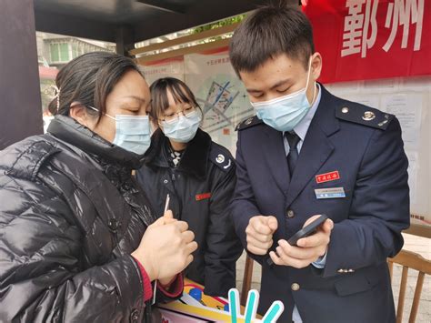 3·5学雷锋 政务资讯“速递”实现“家门口”便民服务