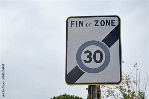 Signalisation panneau fin de zone à vitesse limitée à 30 kmh foto de