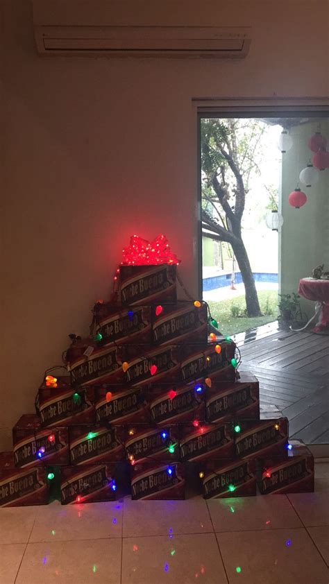 Pino de Navidad con cajas de cervezas Noche Buena MÉXICO Caja de