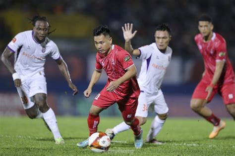 Tiến Linh trao đổi gay gắt với HLV Lê Huỳnh Đức sau chiến thắng