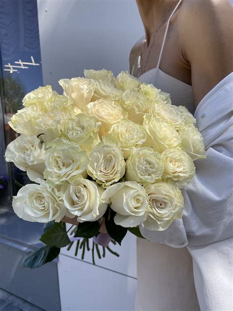 Купить букет из 25 белых роз в Томске - доставка цветов MAKI