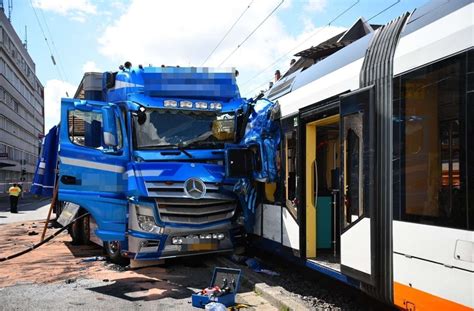 Unfall In Mannheim Stra Enbahn Entgleist Nach Zusammensto Mit Laster