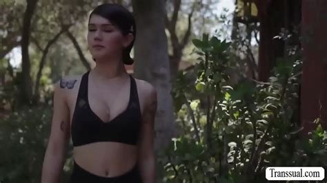 Plantureuse transexuelle baise son amie coincée XVIDEOS