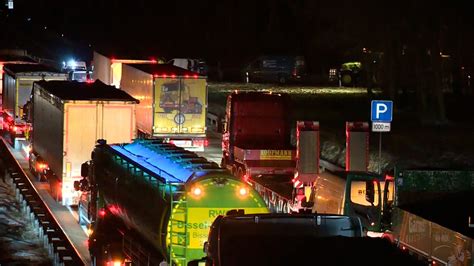 A1 bei Groß Ippener Trecker und Lkw blockieren Autobahn NDR de