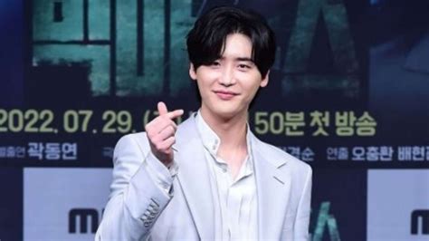 Foto Bikin Baper Lee Jong Suk Tulis Surat Buat Penggemar Soal