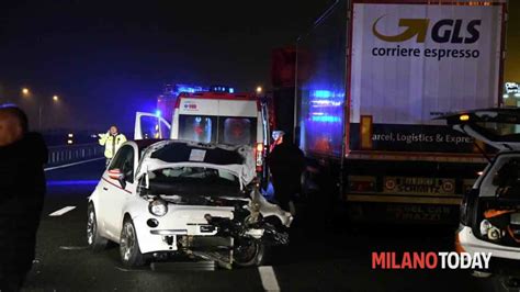 Incidente In Tangenziale Est Scende Dall Auto Dopo Lo Schianto