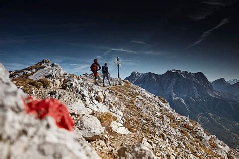 Zwei Bergwanderer Auf Dem Weg Zum Gipfel Bild Kaufen 71226921