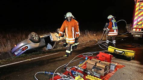 Auto überschlägt sich bei Grassel Zwei Verletzte bei schwerem Unfall