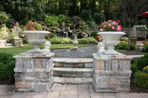 Tour a Waterfall Garden | HGTV