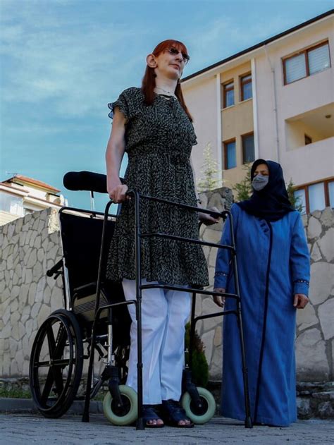 The Tallest Lady Took Her First Flight After Remove 6 Economy Seats