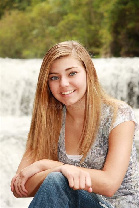 Openlucht Portret Van Een Vrij Blonde Meisje Stock Afbeelding Image Of Glimlach Meisje 21483615