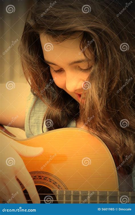 Ragazza Del Brunette Che Gioca Chitarra Immagine Stock Immagine Di Felice Lifestyle