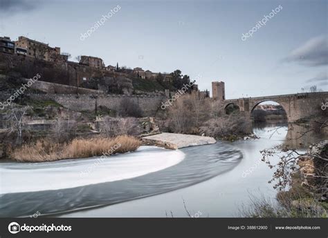 Antiguo Puente Del Arco Romano Alc Ntara Toledo Espa A Foto De Stock