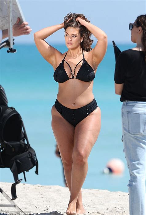 Ashley Graham Accentuates Hourglass Curves In Black Bikini Daily Mail