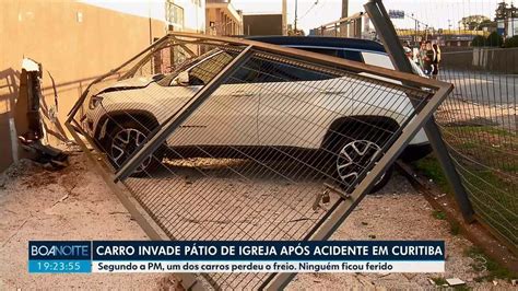 Carro invade pátio de igreja depois de bater em outro veículo em