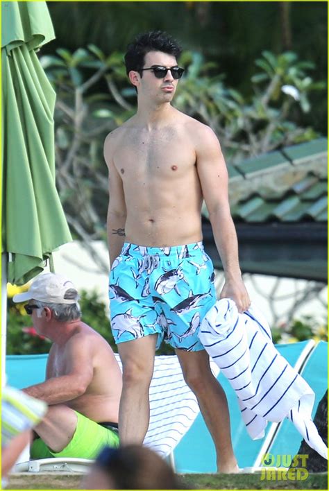 Joe Jonas Shirtless Beach Frisbee Player In Hawaii Photo 3023750 Joe Jonas Jonas Brothers