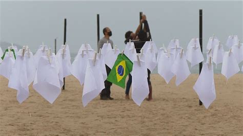 Vídeo Ato em Copacabana estende 600 lenços para lembrar os quase 600