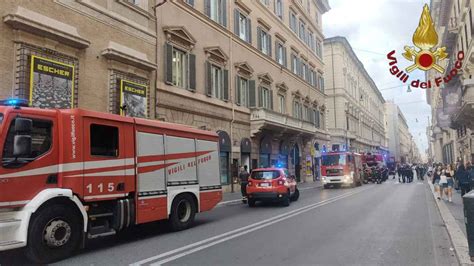 Roma Incendio In Via Del Corso Fiamme In Un Palazzo FOTO