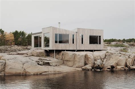 This wooden tiny cabin merges perfectly with the Norwegian archipelago ...