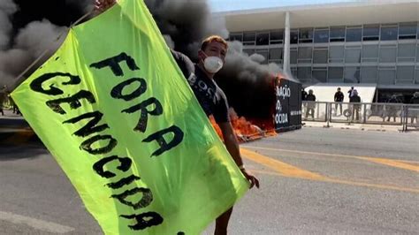 Ind Genas Colocam Fogo Em Caix O De Dez Metros Em Frente Ao Planalto