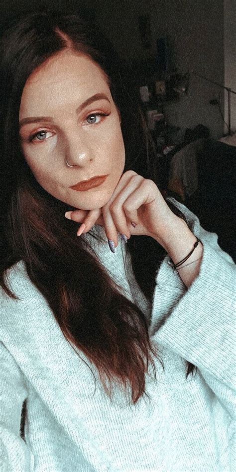 Blue Eyed Babe Scrolller