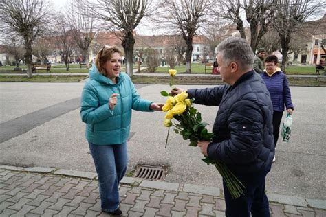 Primarul Mediașului Gheorghe Roman a oferit flori doamnelor și