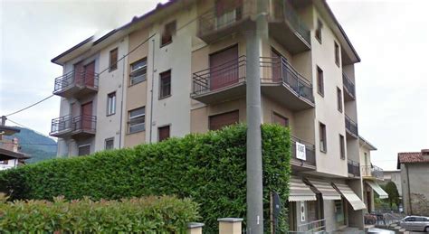 Bambino Di Anni Precipita Dal Balcone Al Terzo Piano Salvo Per